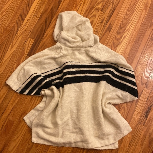 BNWOT Golden by TNA Aritzia Wilfred Zippered Poncho Sweater with Hood - Picture 6 of 6